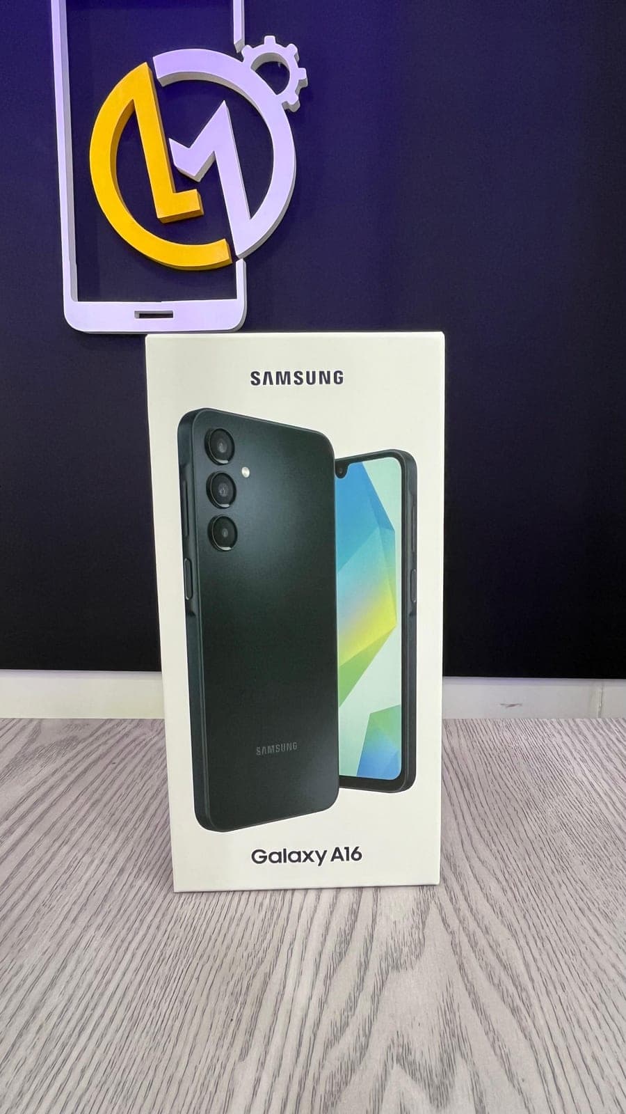 Caja del Samsung Galaxy A16 en el local de LM Tecnología
